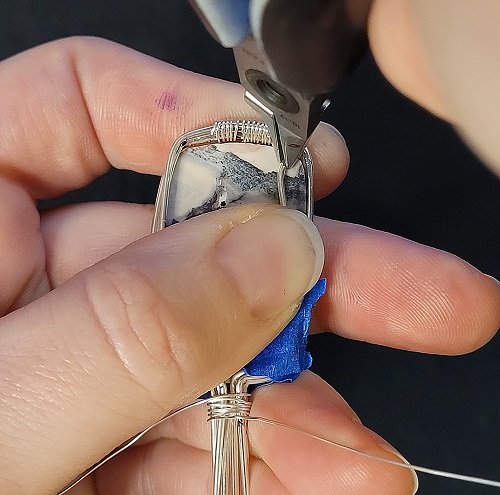 Jennifer Brooks's Snowy Road Pendant - Securing the Stone, Classic Wire Jewelry, Wire Wrapping, Wrapping, Wire Wrapping Jewelry, Weaving, Wire Weaving, Weaving Wire, use flat chain nose pliers at the bottom of the frame